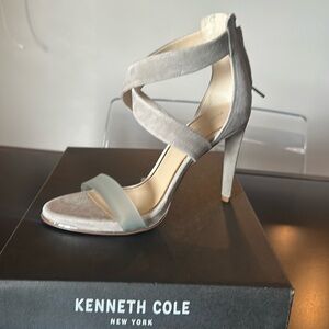 NEW Kenneth Cole New York Brooke Cross Vinyl sandal grey size 7